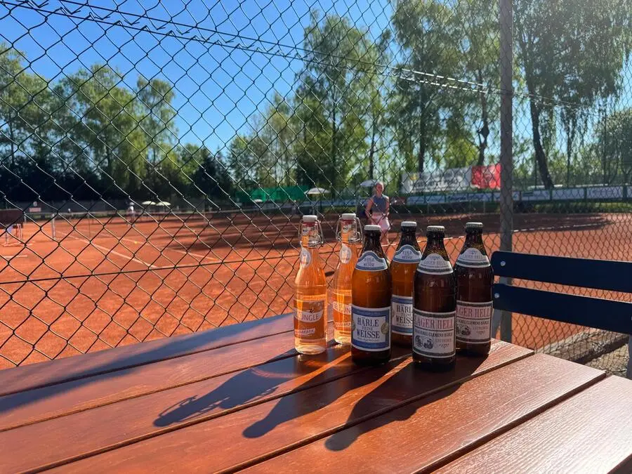 Bier steht auf einem Tisch