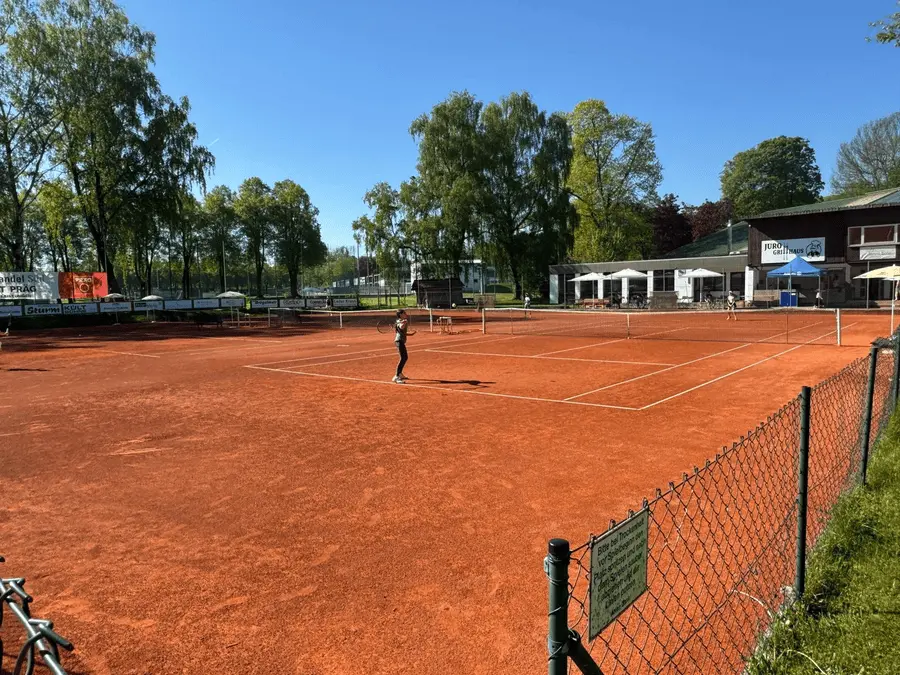 Spieler auf Tennisplatz von hinten