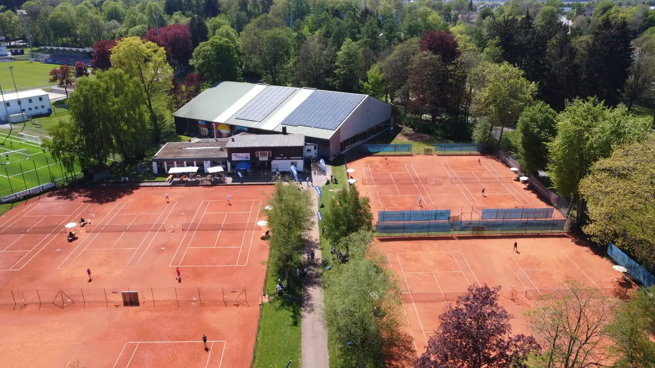 Heim von TC-Memmingen und im Vordergrund ein paar Plätze