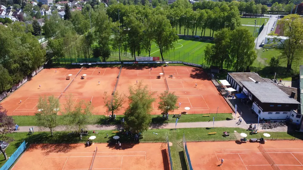 Tennisplätze von der Seite mit Fußballfeld im Hintergrund